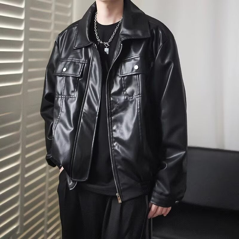 Herren Kurz geschnittene Oversized Kunstleder-Utility-Jacke mit Brustklappen und durchgehendem Reißverschluss Echoarchiv