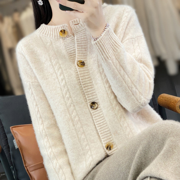 Damen Kaschmirähnlicher Zopfmuster‑Cardigan mit Rundhals und Hornoptikknöpfen Echoarchiv