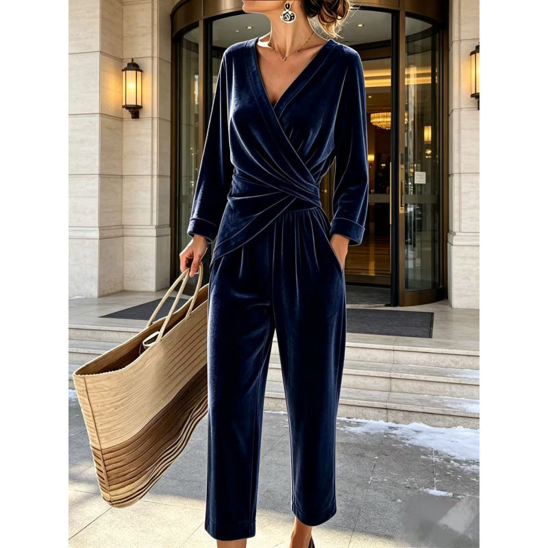 Damen Samt-Jumpsuit mit Wickeloberteil, taillierter Drapierung und weitem knöchellangem Bein Echoarchiv