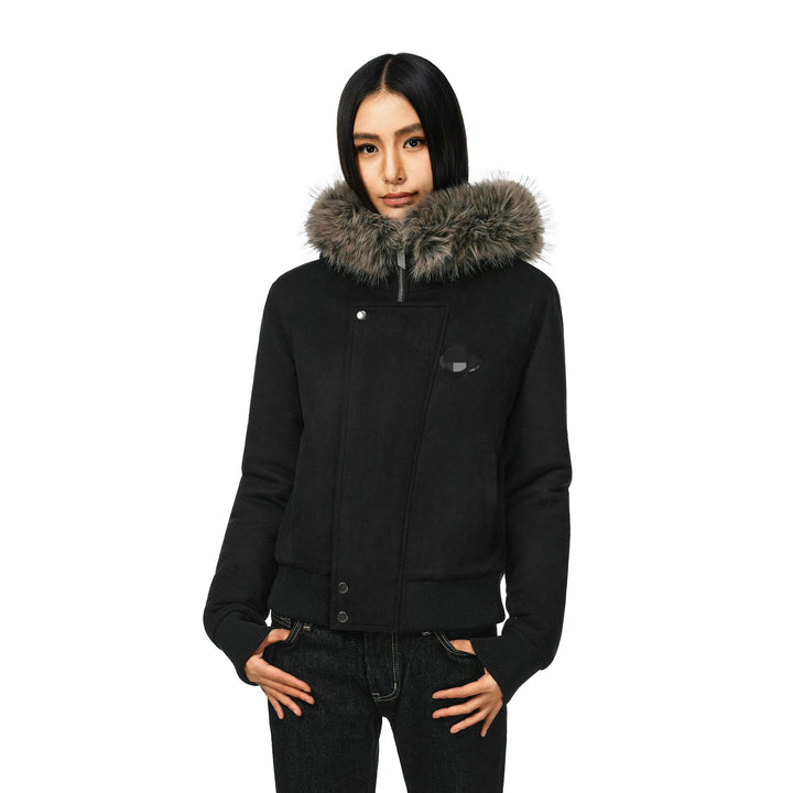 Damen kurze Lammfelloptik-Bomberjacke mit voluminöser Kapuzenblende und Daumenlochbündchen – Avenza