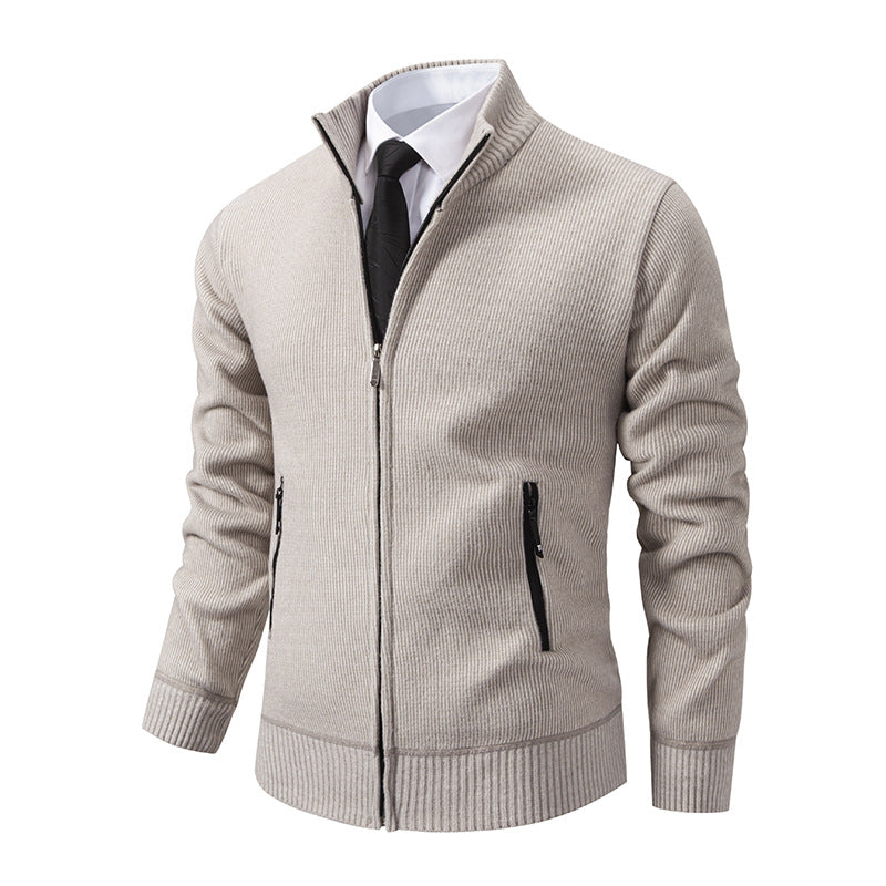 Herren Strickjacke mit hohem Kragen und modernen Reißverschlusstaschen Echoarchiv