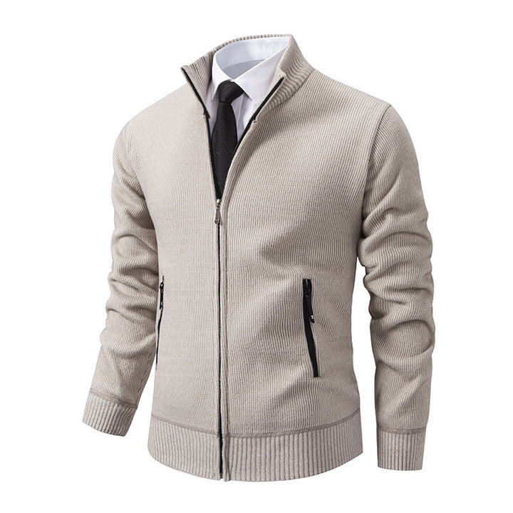 Herren Strickjacke mit hohem Kragen und modernen Reißverschlusstaschen Echoarchiv