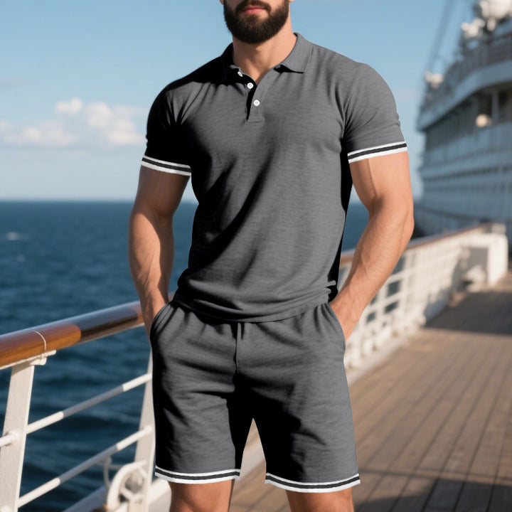 Herren Poloshirt und Shorts Ensemble mit kontrastierenden Details Echoarchiv