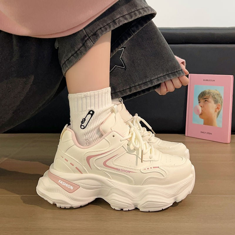 Damen Skulpturierte Wedgesneaker mit stufiger Plateausohle, atmungsaktivem Mesh und gepolstertem Komfortkragen – Névara