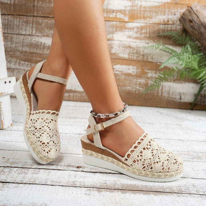 Damen  bestickte Espadrille-Pantoletten mit verstellbarem Knöchelriemen, floraler Häkel-Optik und geflochtenem Jute-Plateau Echo Archiv