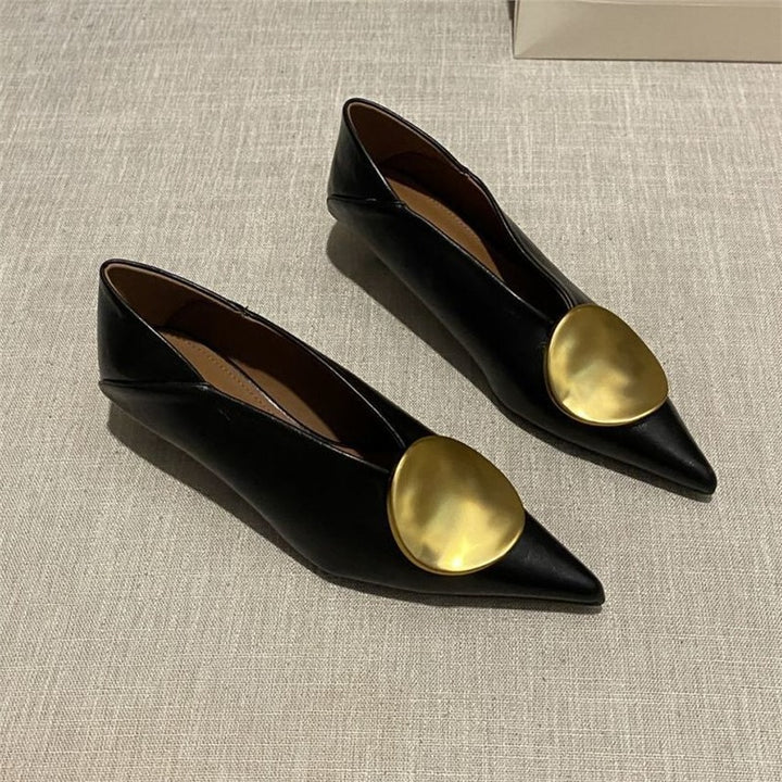 Damen Spitz zulaufende flache Slipper aus Lederoptik mit großen runden Zierplatten – Lioré