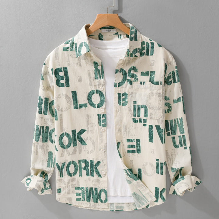 Herren Bedrucktes Leichtes Langarm-Hemd im Relaxed-Fit mit Typo-Print und Brusttasche Echoarchiv