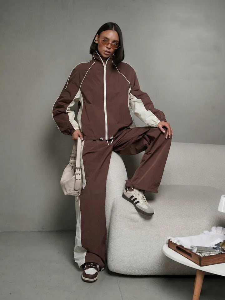 Damen sportlich-elegantes Trackset mit Stehkragen, Reißverschlussjacke und weitem Seitenstreifen-Hose – Avérine