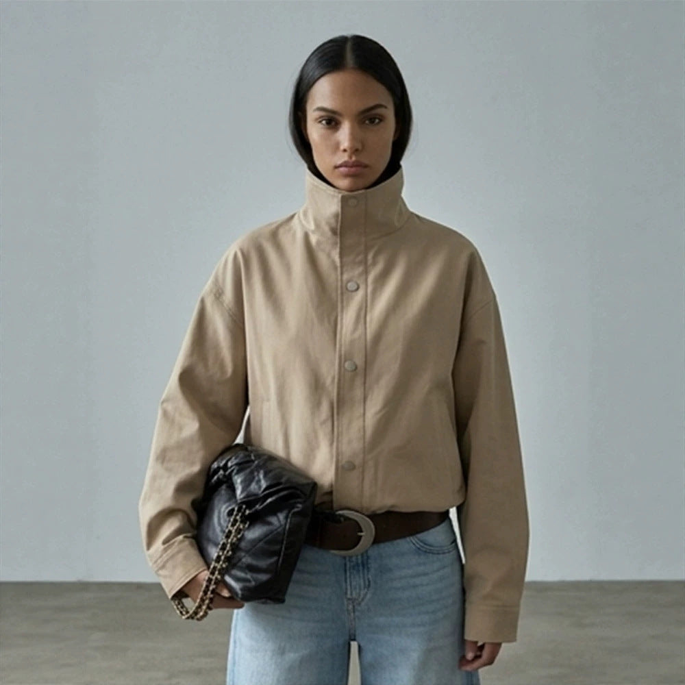 Damen Kurze kastige Canvasjacke mit hohem Stehkragen und Druckknopfleiste Echoarchiv