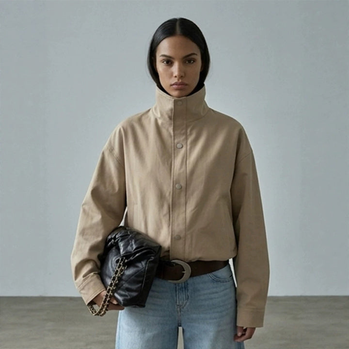 Damen Kurze kastige Canvasjacke mit hohem Stehkragen und Druckknopfleiste Echoarchiv