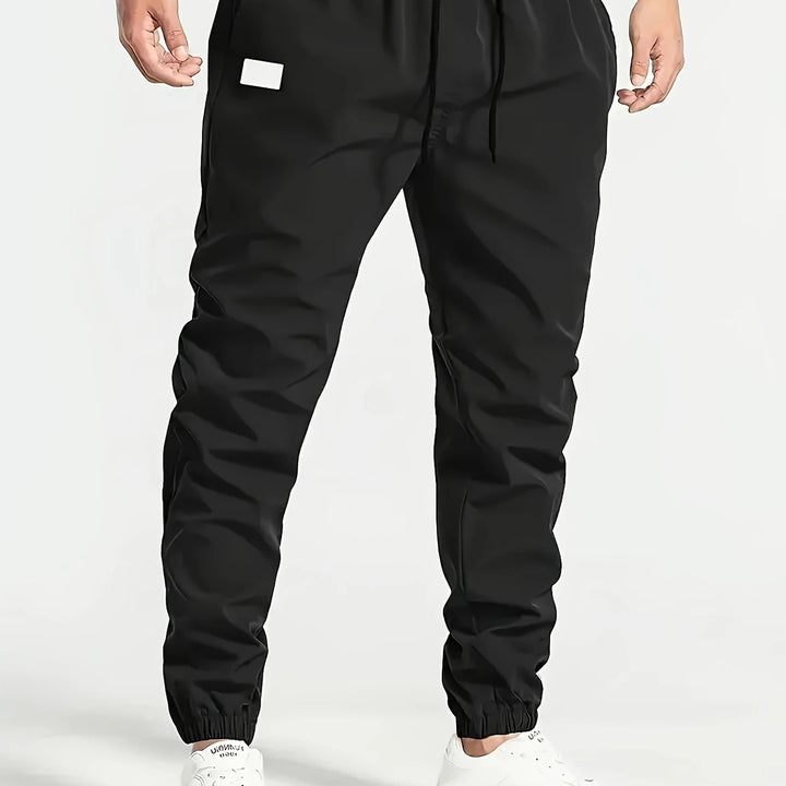 Herren Slim‑Tapered Tech‑Joggerhose mit Tunnelzugbund, elastischen Knöchelbündchen und funktionalen Seitentaschen Echo Archiv