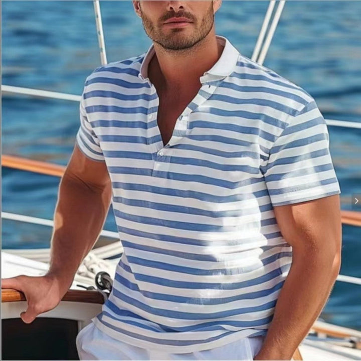 Herren Poloshirt mit Modernem Nautikstreifen und Kurzem Stehkragen Echoarchiv