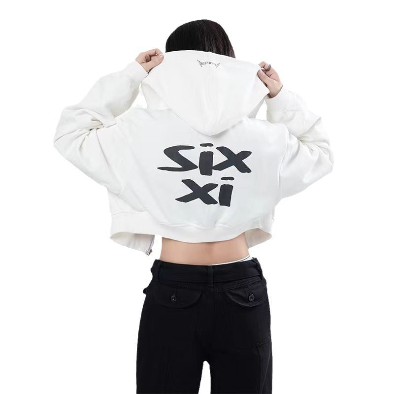 Damen cropped Kapuzenpullover im Streetwear-Style mit auffälligem Rückenprint und geripptem Saum – Auréline