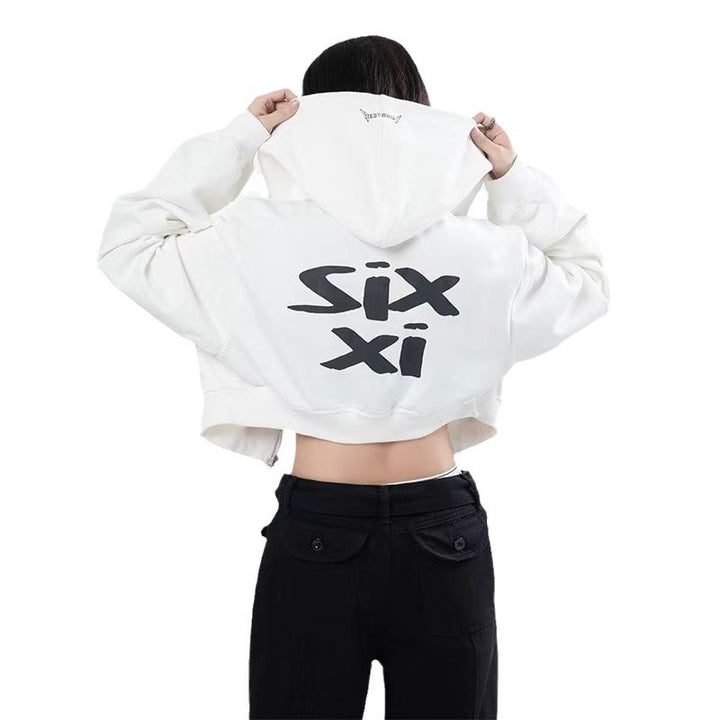 Damen cropped Kapuzenpullover im Streetwear-Style mit auffälligem Rückenprint und geripptem Saum – Auréline