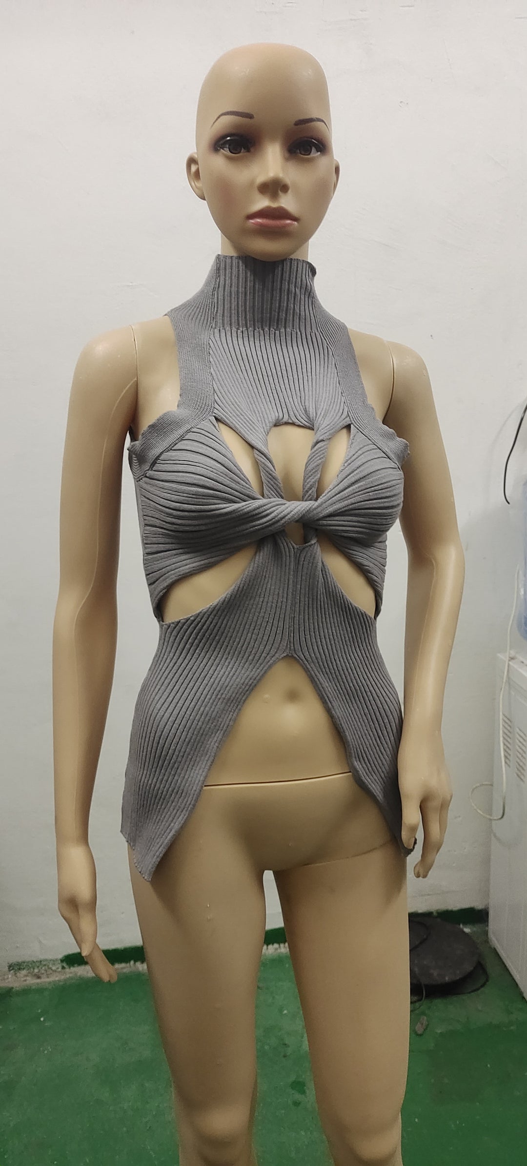 Damen figurbetontes Cut-Out Top mit hohem Kragen Echo Archiv