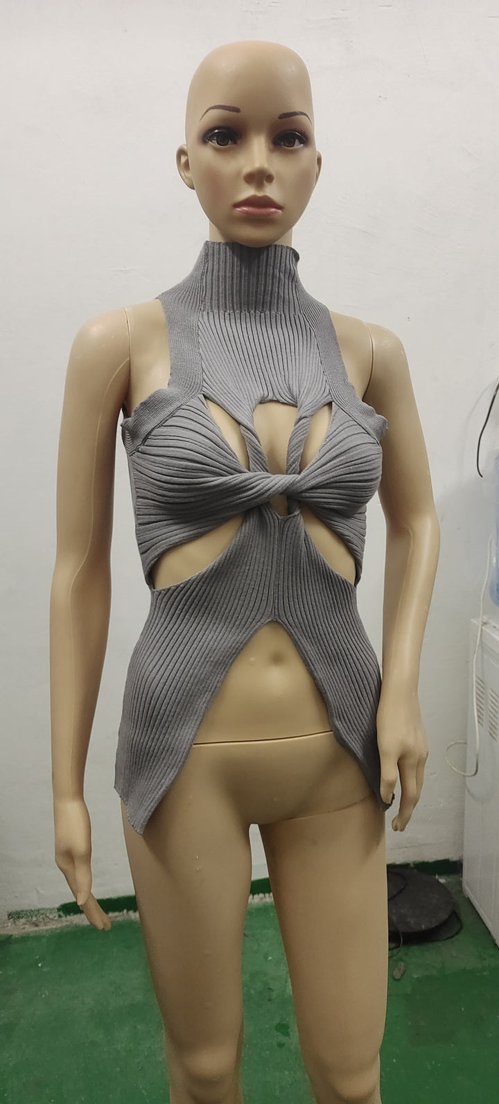 Damen figurbetontes Cut-Out Top mit hohem Kragen Echo Archiv