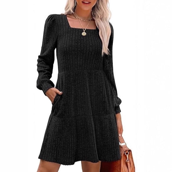 Damen Gestricktes A‑Linien‑Minikleid mit quadratischem Ausschnitt, Stufenrock und Eingrifftaschen – Élara