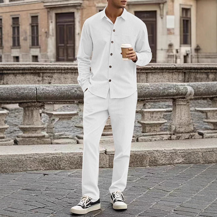 Herren elegantes Freizeitanzug mit stilvollem Hemd und bequemer Hose Echoarchiv