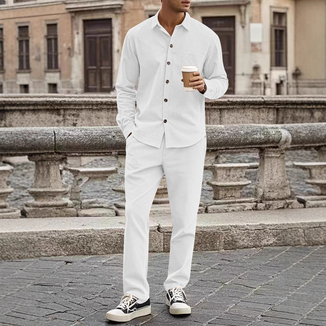Herren elegantes Freizeitanzug mit stilvollem Hemd und bequemer Hose Echoarchiv