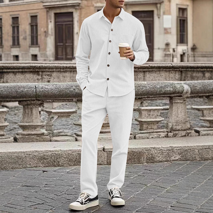 Herren elegantes Freizeitanzug mit stilvollem Hemd und bequemer Hose Echoarchiv