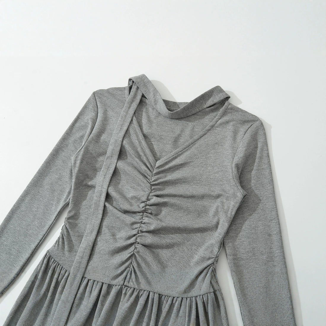 Damen Langes Jersey-Maxikleid mit Raffung, V-Ausschnitt und Bindeschal Echoarchiv