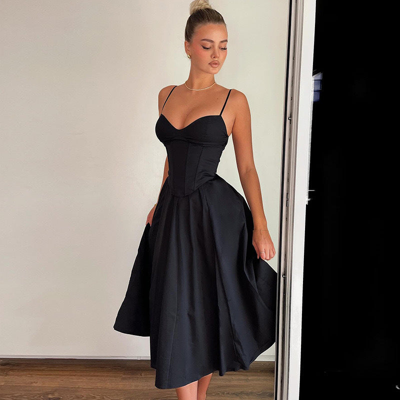 Damen Elegantes Abendkleid mit tailliertem Oberteil und schwingendem Rock Echo Archiv