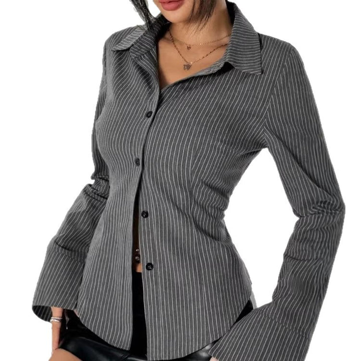 Damen Taillierte Nadelstreifen-Bluse mit ausgestellten Manschetten – Élovi