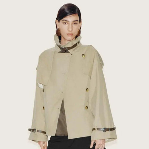 Damen Kurzer Boxy-Trenchcoat mit weitem Revers, Schulterriegeln und verstellbaren Manschetten Echoarchiv