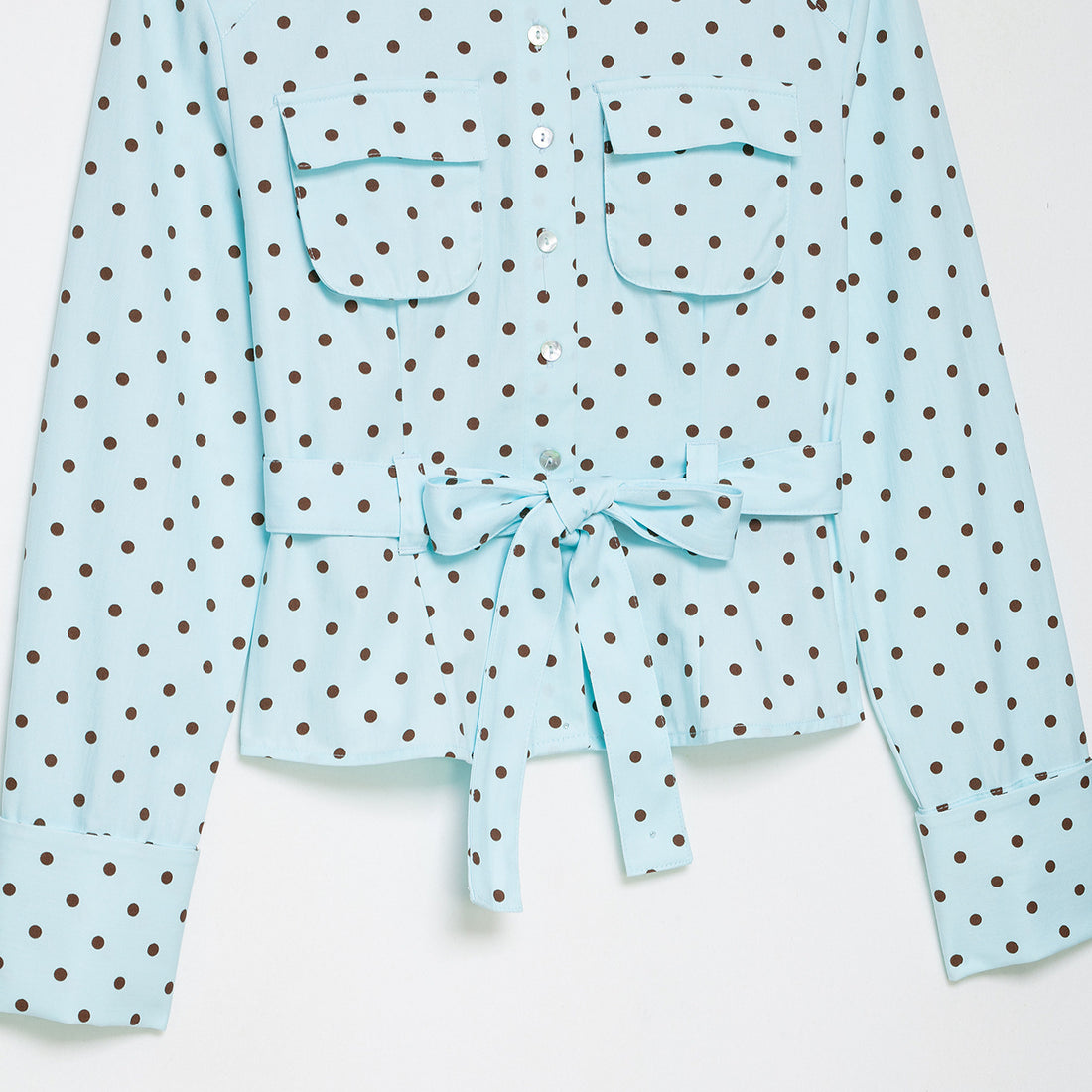 Damen Bluse mit Stehkragen, Bindegürtel und aufgesetzten Brusttaschen Echoarchiv