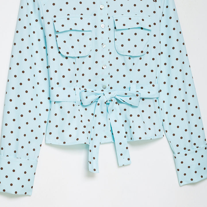Damen Bluse mit Stehkragen, Bindegürtel und aufgesetzten Brusttaschen Echoarchiv