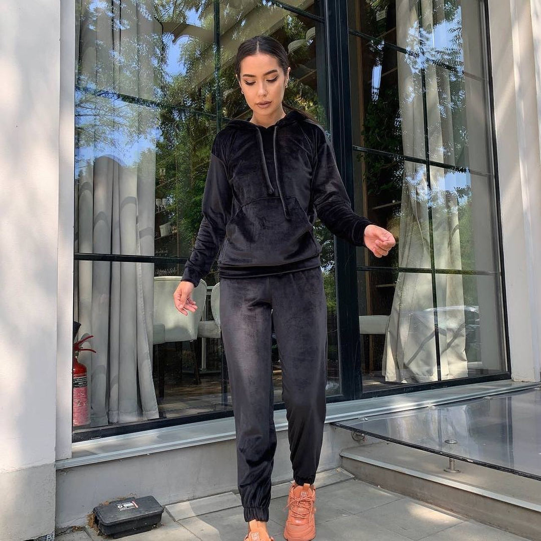 Damen Samt-Loungewear-Set mit kurz geschnittener Kapuzenjacke und Kordelzug-Jogginghose – Auréline