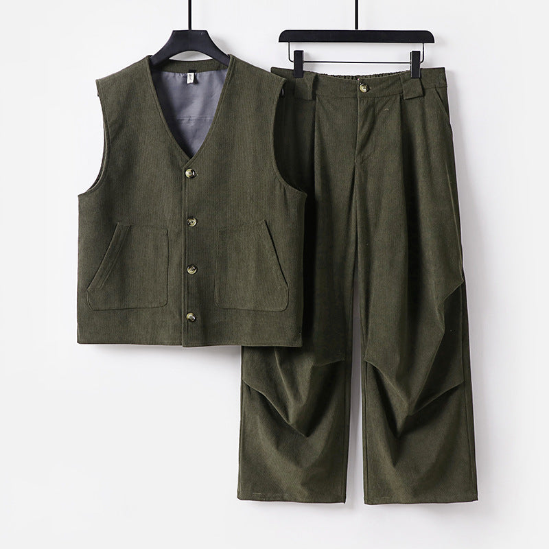 Herren Cord-Loungewear-Set mit V-Ausschnitt Weste und weiten Bundfaltenhose Echoarchiv