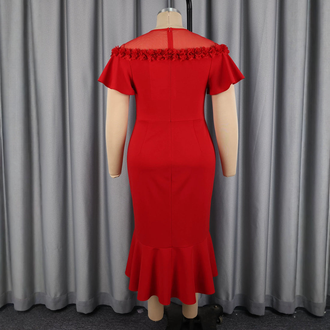 Damen Elegantes Kleid mit floralem Akzent und schwingendem Saum – Élara
