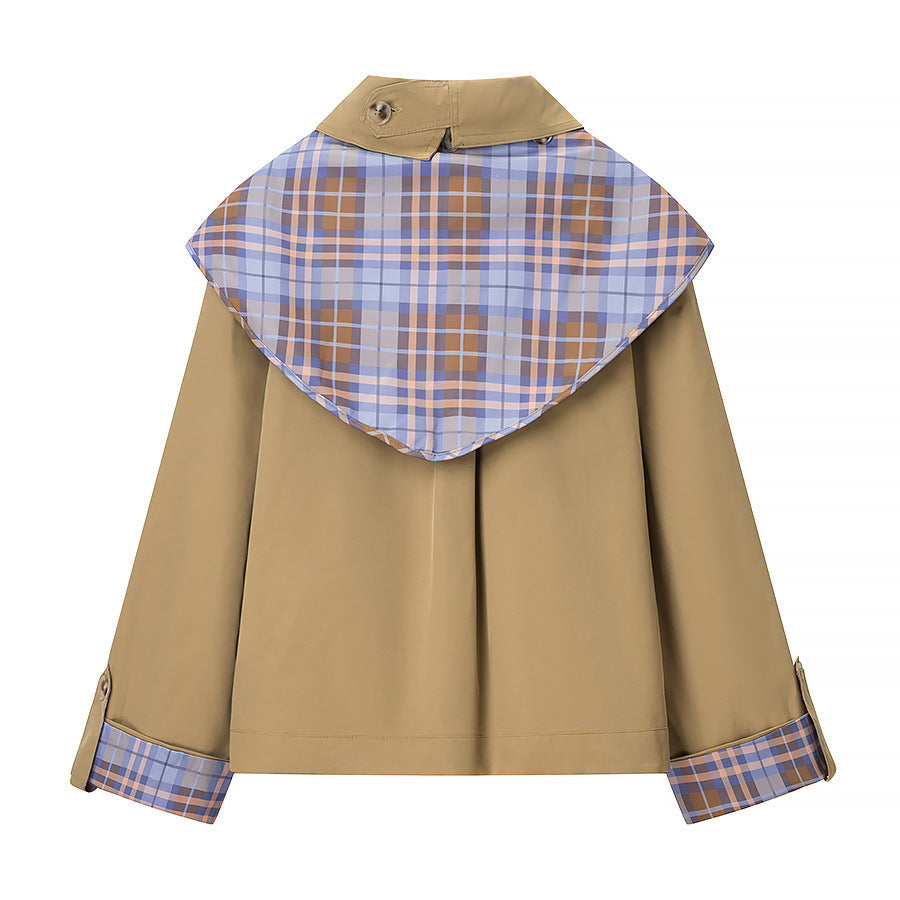 Damen Kurze Jacke mit abnehmbarem Karotuchkragen und bestickter Aufsatztasche Echoarchiv