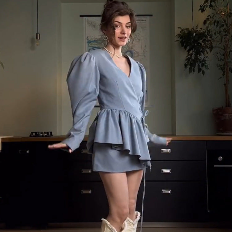 Damen Mini-Kleid mit Volant-Peplum, Puffärmeln und taillierter Silhouette Echoarchiv