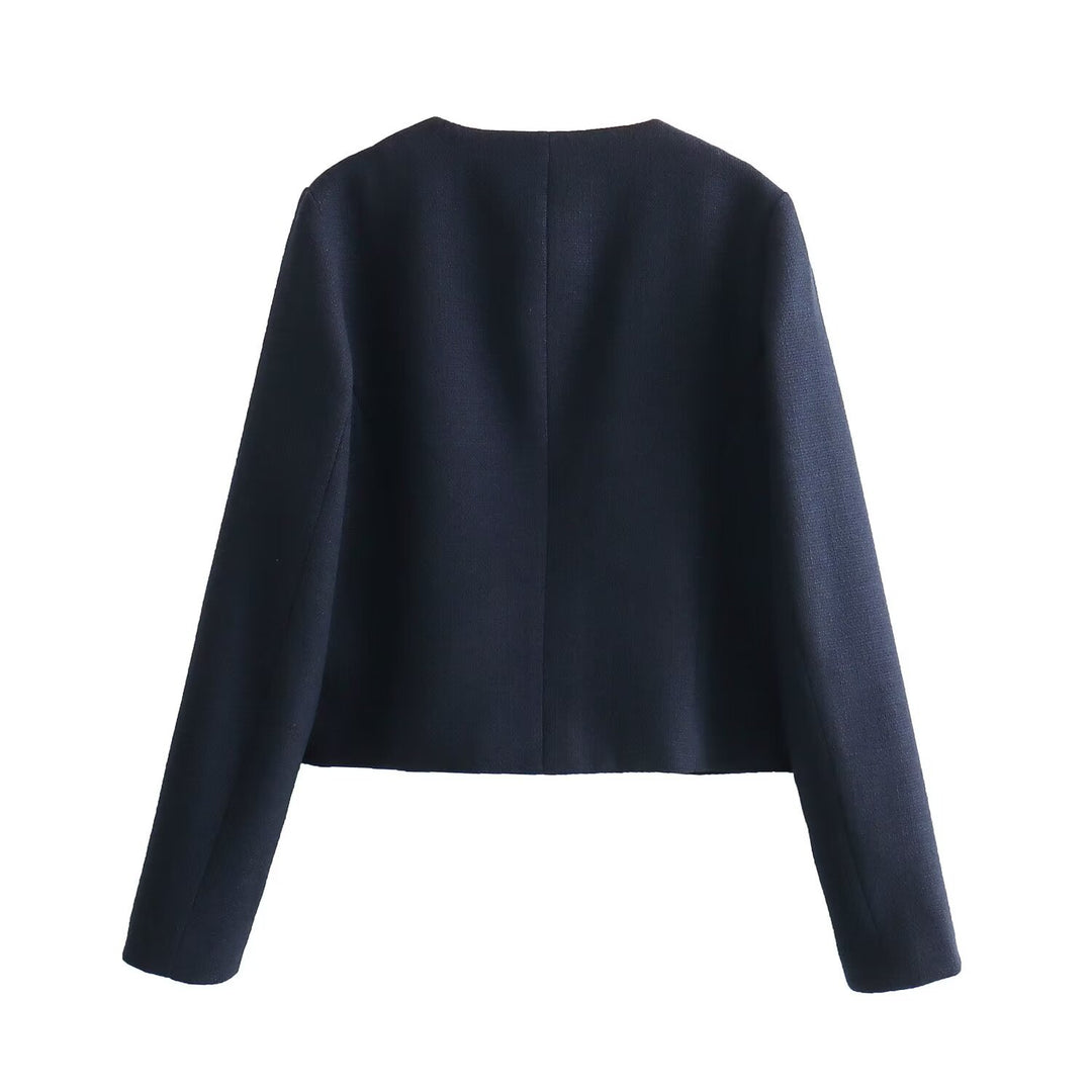 Damen kurz geschnittene Bouclé-Tweedjacke mit Rundhalsausschnitt Zierknopfdetails und aufgesetzten Pattentaschen – Célinea