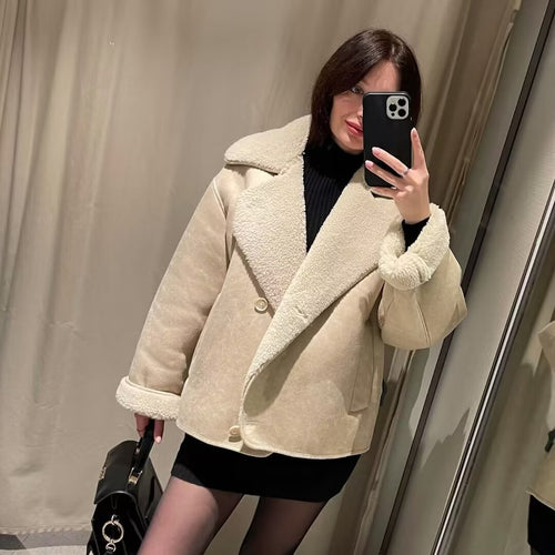 Damen kurzjacke im Velours‑Look mit Teddykragen und verdeckter Knopfleiste – Célinea