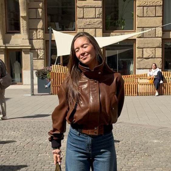 Damen Kurz geschnittener Lederblouson mit hohem Stehkragen und Ballonärmeln Echoarchiv