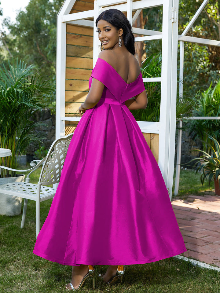 Damen elegantes Abendkleid mit schickem Off-Shoulder Design und voluminösem Rock Echo Archiv