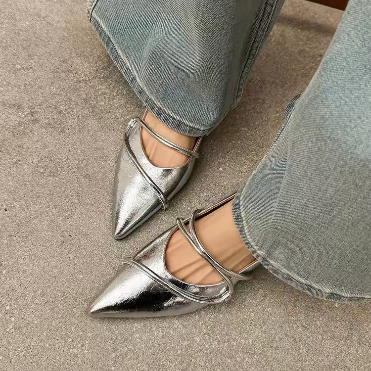 Damen spitz zulaufende Flats mit verstellbaren Riemen und glänzender Oberfläche Echoarchiv