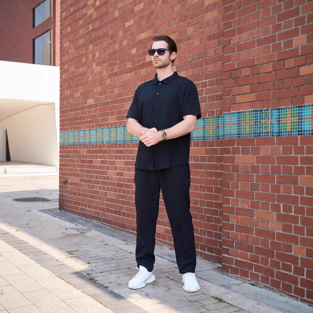 Herren modisches Freizeit-Set mit kurzärmeligem Hemd und eleganter Hose Echoarchiv