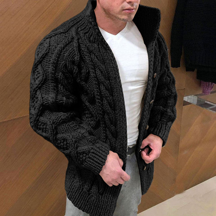 Herren Grober Zopfstrick-Cardigan mit hohem Stehkragen und Hornknöpfen Echo Archiv