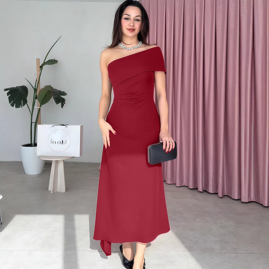 Damen Elegantes Maxikleid mit asymmetrischem Ausschnitt und raffiniertem Träger Echo Archiv