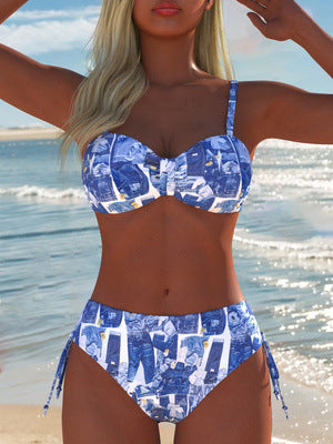 Damen Hochgeschnittener Bikini mit modischem Druck und verstellbaren Seitenbanden Echo Archiv
