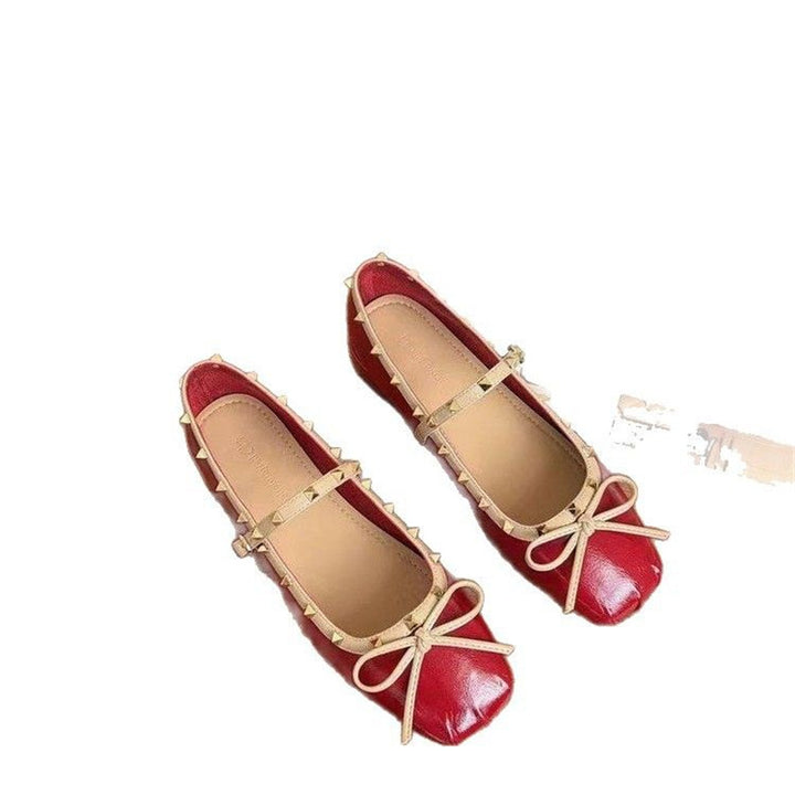 Damen Ballerina mit quadratischer Zehenbox, Nietenbesetztem Rand und verstellbarem Mary‑Jane Riemchen – Lioré