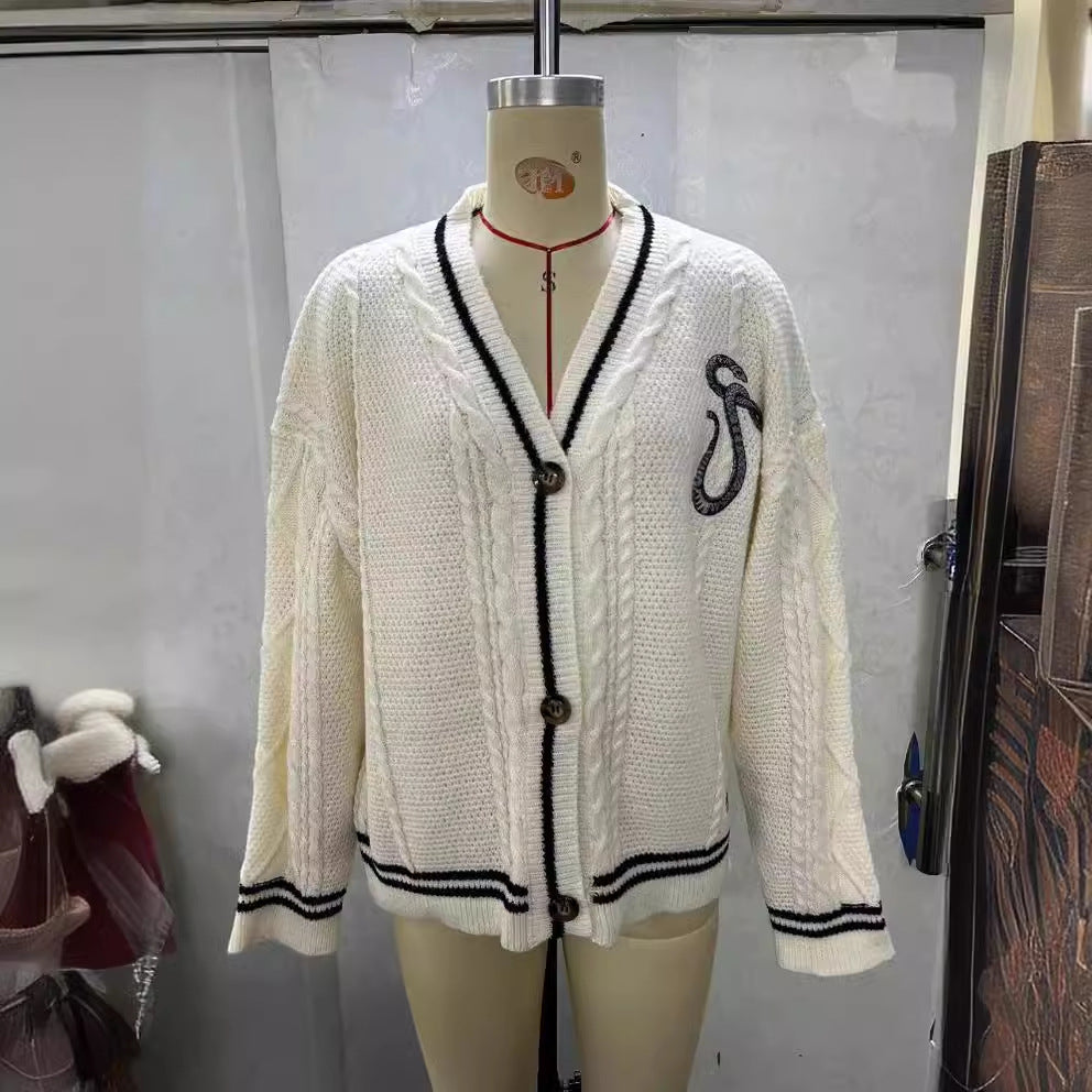 Damen nan gestrickte College-Cardigan mit Zopfmuster, V-Ausschnitt, kontraststreifen und gestickten Applikationen Echo Archiv