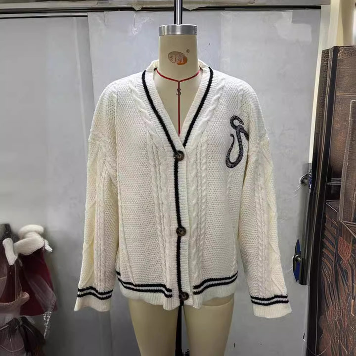 Damen nan gestrickte College-Cardigan mit Zopfmuster, V-Ausschnitt, kontraststreifen und gestickten Applikationen Echo Archiv