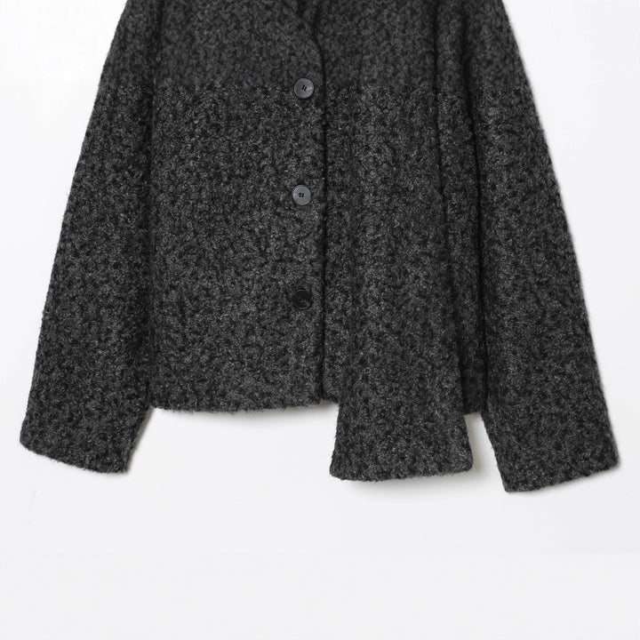 Damen nan kastiges Bouclé-Cape mit voluminösem Rollkragen und Frontknöpfen Echo Archiv