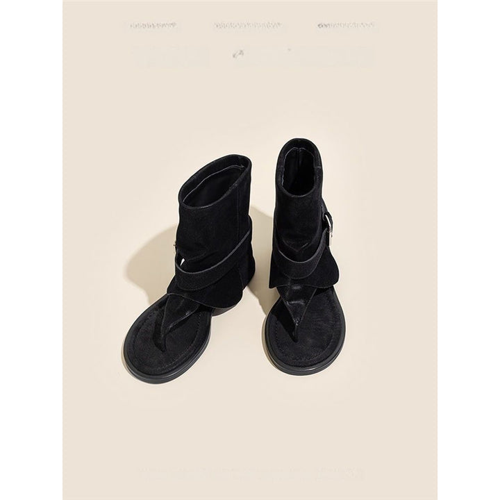 Damen Ankle-Cuff Zehensteg-Sandale mit weitem Schaft und verstellbarem Schnallenriemen – Sorelia