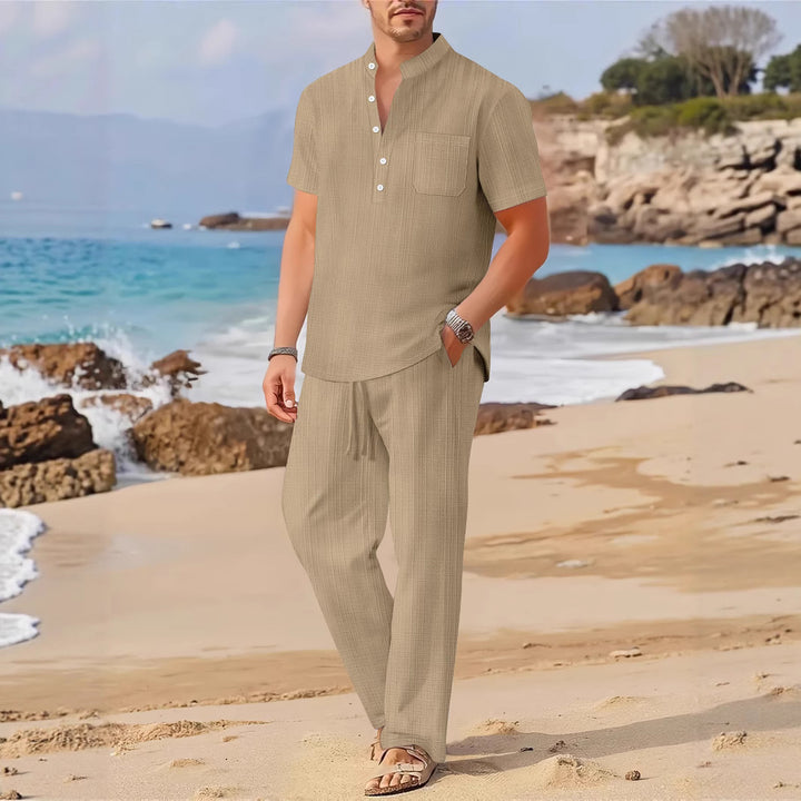 Herren lässiges Freizeit-Outfit mit kurzem Hemd und bequemer Hose Echoarchiv